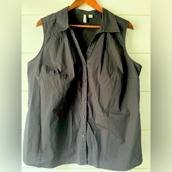St.Johns Bay black sleeveless button down V-Neck collar‎ shirt with stretch. 1X - Picture 1 of 5